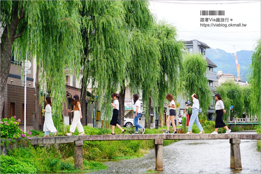 京都私房景點》京都一本橋／行者橋～柳樹相伴的古老小石橋，底下溪水超級清澈的小秘境旅點！ @Via&#039;s旅行札記-旅遊美食部落格
